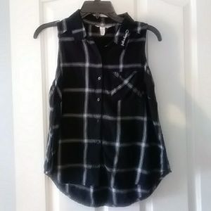 Plaid sleeveless shirt